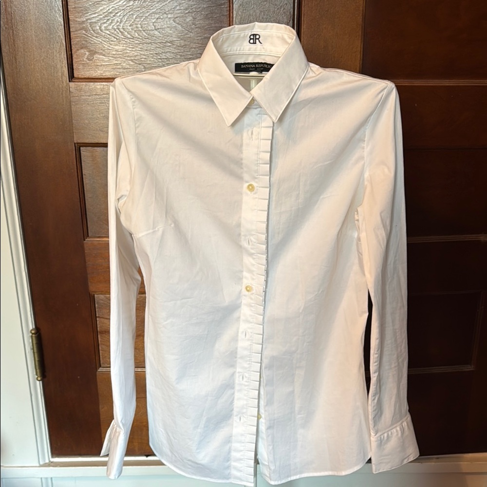 Banana Republic Riley shirt- worn‎ once. Perfect condition. Retail 87